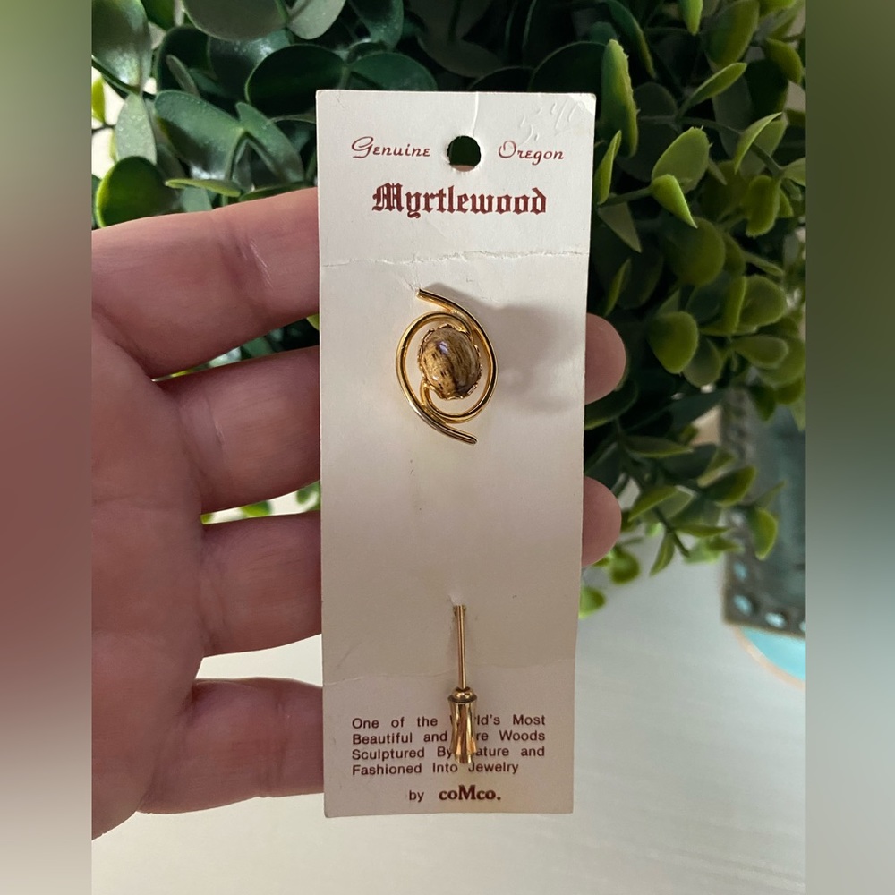 Myrtle Wood COMCO gold tone Vintage Wood stick Pin